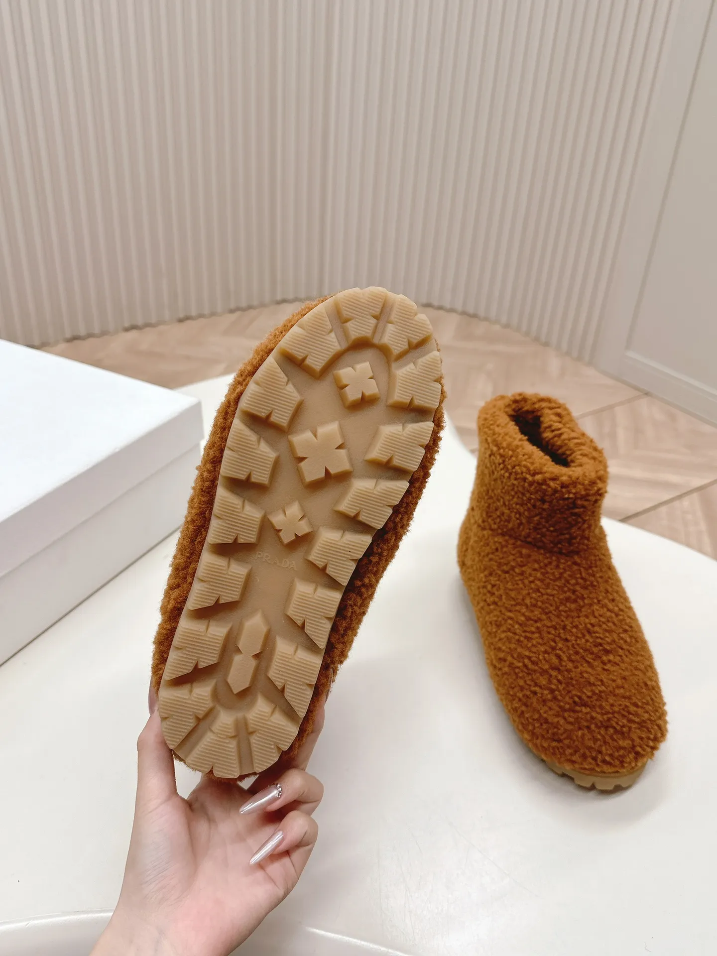 👟👟Ex-factory price 560👟👟 Prada prada24 autumn and winter furry short boots snow boots． The classic triangle buckle is comfortable, cute, cute, fashionable, elegant and versatile. The wool is comfortable and soft, awakening the warmth of autumn and winter. Let you walk comfortably from morning to night. You can easily manage the changing seasons. Wool, original outsole! 35-40 yards